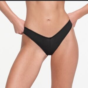 SKIMS-Fits EveryBody " PICOT TRIM TANGA"